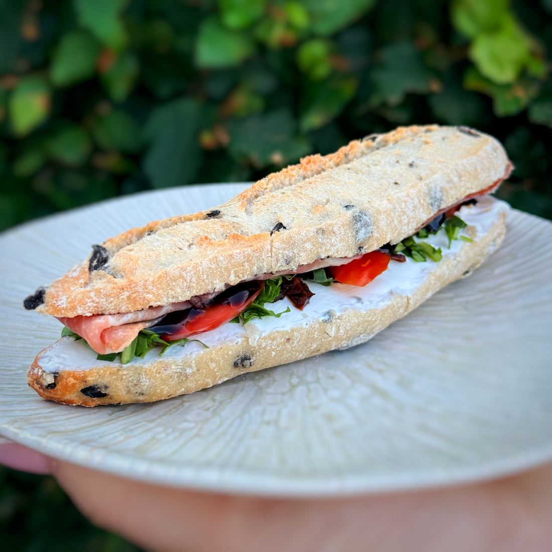 Mini sandwich au jambon de Parme — pain aux olives, garniture fraîche