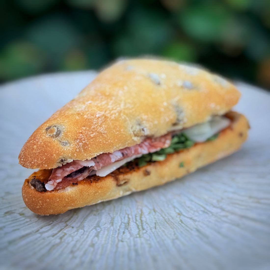 Mini sandwich au salami à la truffe noire, copeaux de fromage et roquette